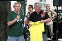 alte Radsporthasen unter sich - mit einem gelben Shirt der einstigen Friedensfahrt