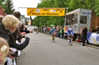 Die ersten erreichen das Ziel: Jedermannrennen Radfest Rund um Buckow 2012