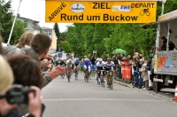 Stimmung bei der Zielankunft: Jedermannrennen Radfest Rund um Buckow 2012