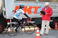 Am Start des 13-km-Einzelzeitfahrens beim Radfest Rund um Buckow 2012