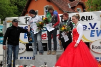 Werner Otto bei der Siegerehrung der besten Frauen des Hobby-Rennens
