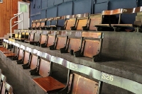 alte Holzsitze im Headingley Carnegie Stadium