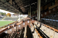 alte Holzsitze im Headingley Carnegie Stadium