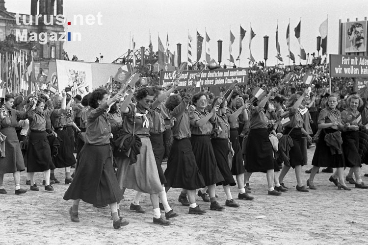 Foto 1  Mai  Kundgebung in der DDR  Ostberlin Anfang der 