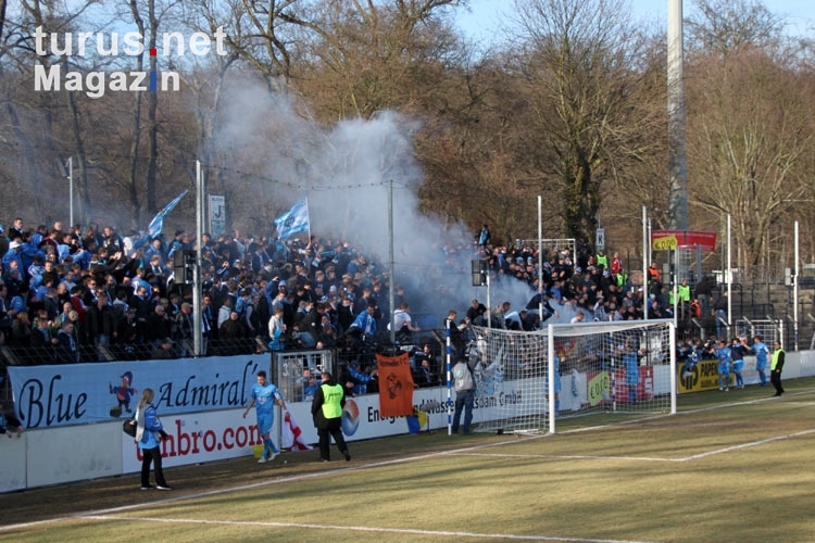 Es brennt und qualmt im Gästeblock des Karli. Chemnitzer Fans zünden Pyrotechnik.