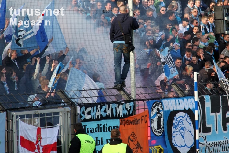 Es brennt und qualmt im Gästeblock des Karli. Chemnitzer Fans / Ultras zünden Pyrotechnik.
