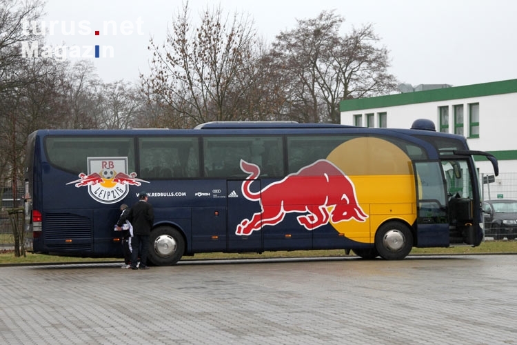 Mannschaftsbus von RB Leipzig - die Roten Bullen kommen