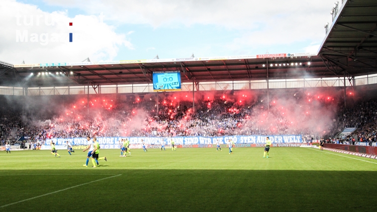 Foto: Pyrotechnik im Magdeburger Block U - Bilder von 1. FC Magdeburg