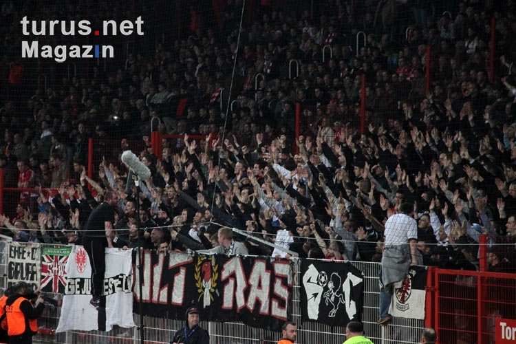 Ultras / Fans von Eintracht Frankfurt im eroberten Sitzplatzbereich des Gästeblocks