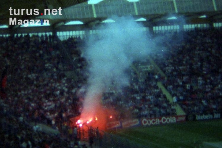 Pyrotechnik Anfang der 90er Jahre im Leverkusener Ulrich-Haberland-Stadion