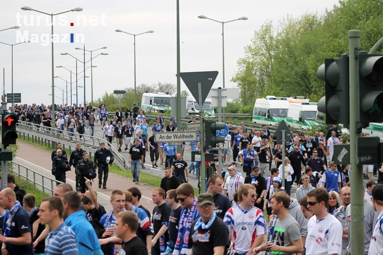 Anmarsch der zahlreichen Anhänger des FC Hansa Rostock in Berlin-Köpenick