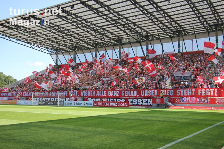 Fahnenchoreo Rot Weiss Essen Fans gegen WSV 05-08-2018