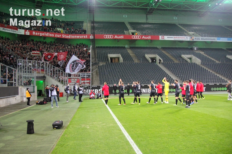 Essen Mannschaft und Fans feiern Sieg im Borussia Park 05-11-2021