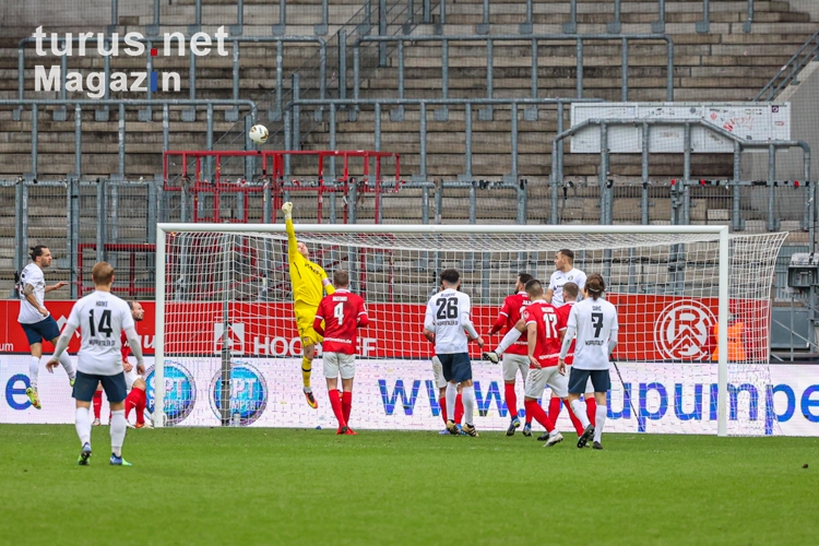 Daniel Davari Parade Rot-Weiss Essen vs. Wuppertaler SV Spielfotos 23-01-2022