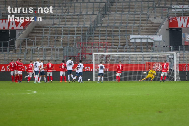 Daniel Davari Parade Rot-Weiss Essen vs. Wuppertaler SV Spielfotos 23-01-2022