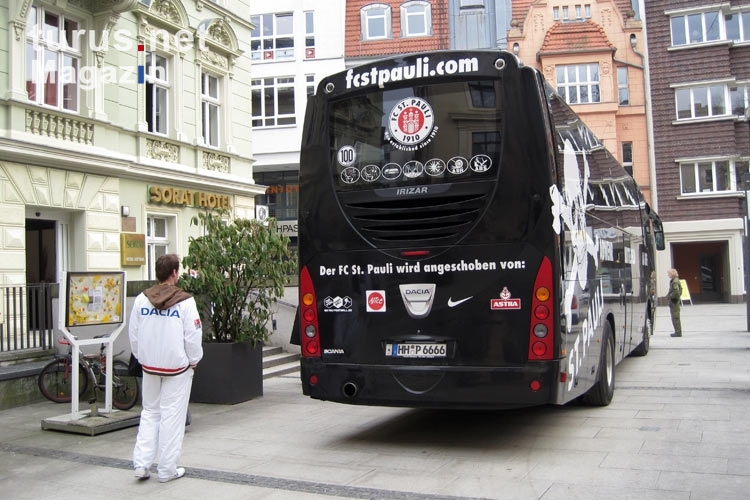 Mannschaftsbus des FC St. Pauli