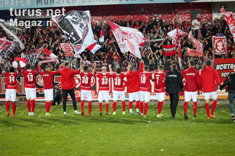RWE Spieler und Fans feiern Sieg in Lotte 22-04-2022