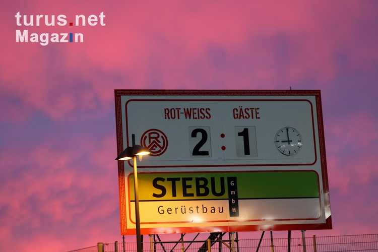 Anzeigentafel Stadion an der Hafenstraße im Sonnenuntergang 29.04.2022