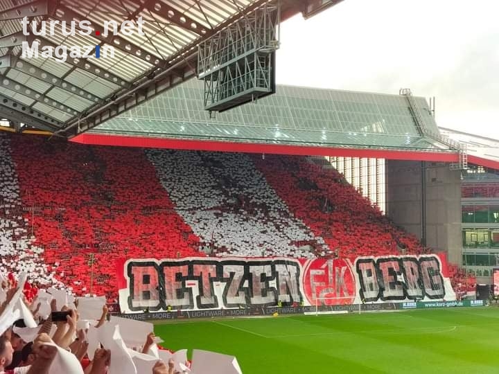 Choreo und Pyro 1. FC Kaiserslautern Fans Relegation gegen Dresden 2022
