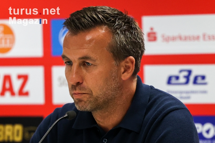 Christoph Dabrowski Rot-Weiss Essen Cheftrainer Pressekonferenz 08-06-2022