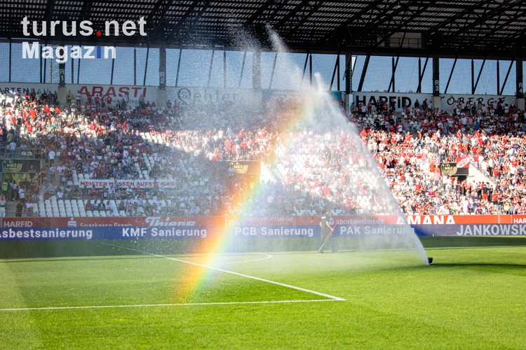 Regenbogen Rot-Weiss Essen vs. Viktoria Köln Spielfotos 09.08.2022