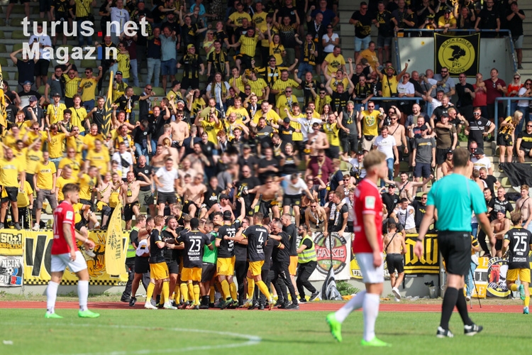 Alemannia Aachen Fans und Team feiern Tor 04.09.2022
