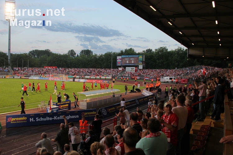 RWE Spieler und Fans bejubeln den 4:2 Sieg in Oberhausen