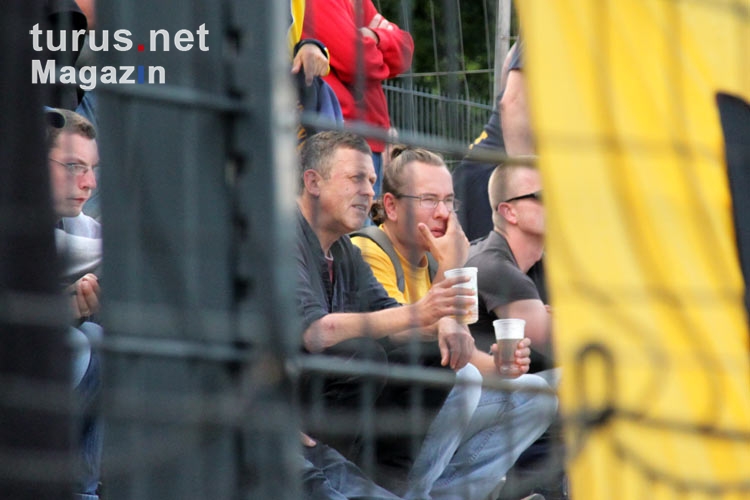 Skeptische Blicke der Zuschauer beim Lok-Spiel bei Hertha BSC II