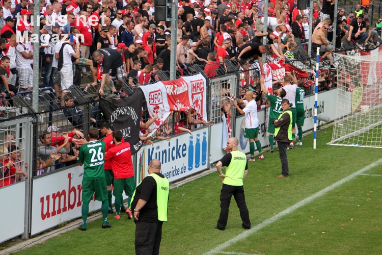 Der Hallesche FC feiert den 1:0-Sieg in Babelsberg
