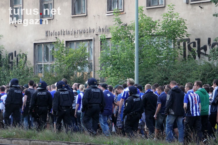 Hertha-Fans marschieren durch Berlin-Köpenick