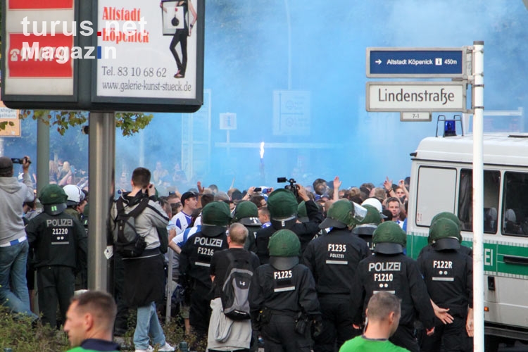 Blauer Rauch beim Marsch zum Berliner Derby