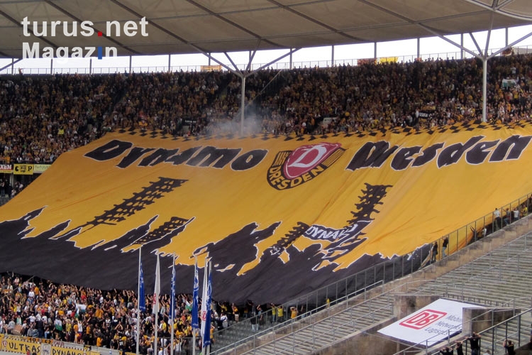 Blockfahne von Dynamo Dresden im Berliner Olympiastadion