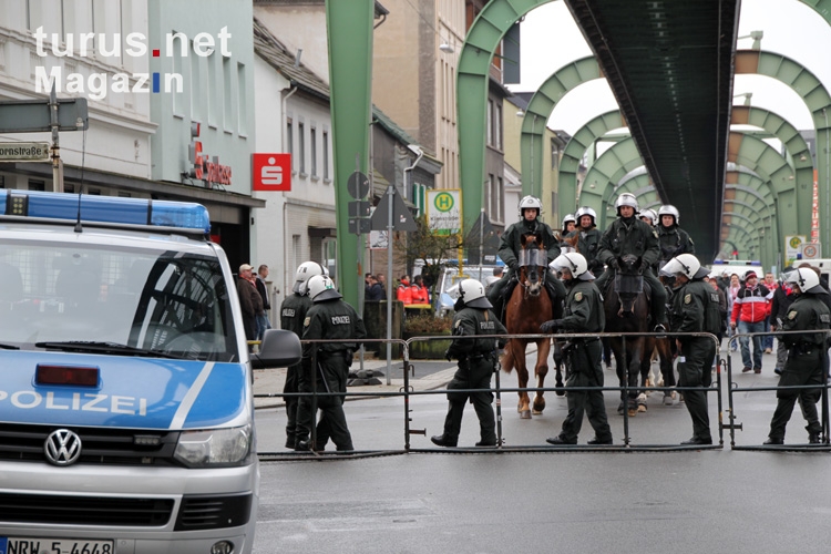 Polizei begleitet RWE Fans in Wuppertal 24-11-2012