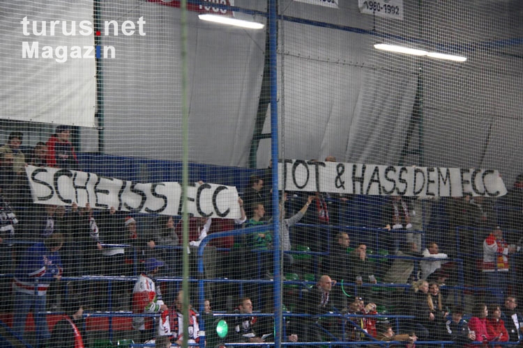Spruchbänder beim Berliner Eishockey-Derby