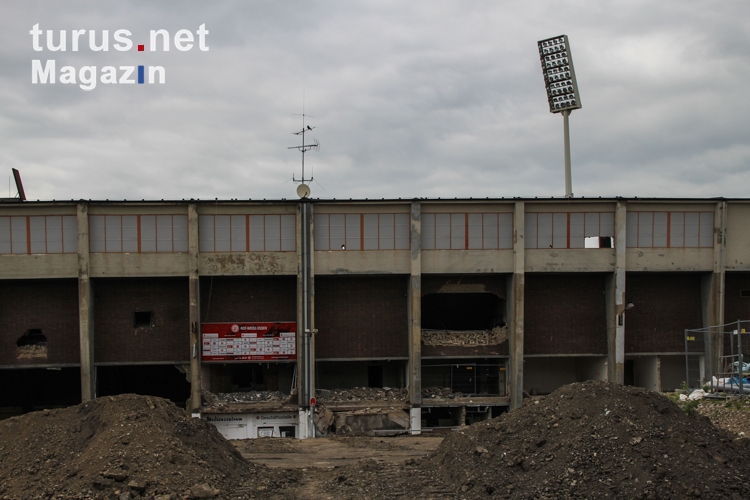 Alte Haupttribüne Georg Melches Stadion kurz vor dem Abriss