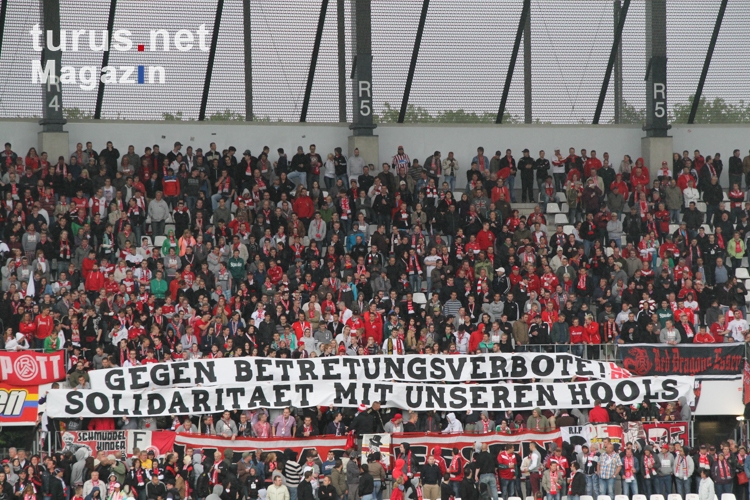 RWE Banner: Gegen Betretungsverbote - Solidarität mit unseren Hools