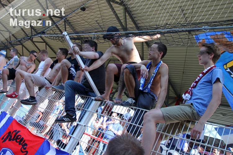 VfL Bochum Fans warten nach Abpfiff auf Spieler