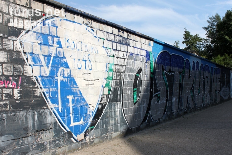 Graffiti vor der Osttribüne am Stadion des VfL Bochum