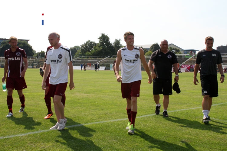Spieler des BFC Dynamo nach der Hitzeschlacht gegen Jena