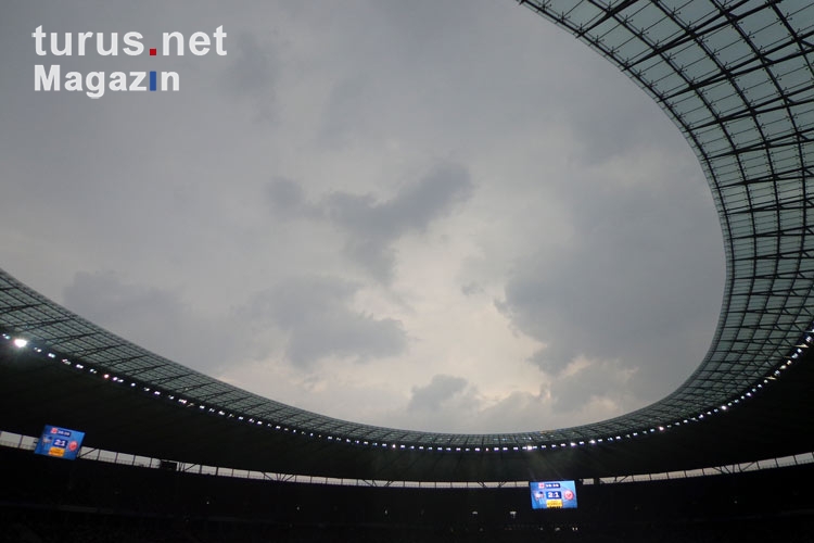 Düsterer Himmel über dem Berliner Olympiastadion