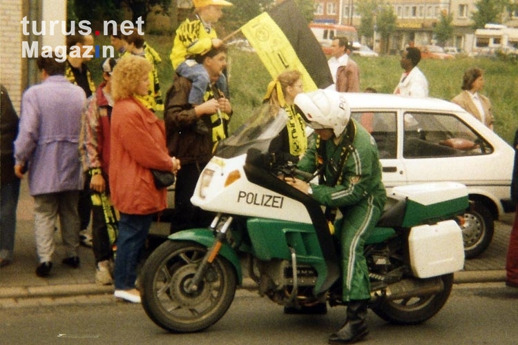 Motorradpolizist und Fans von Borussia Dortmund ,1995