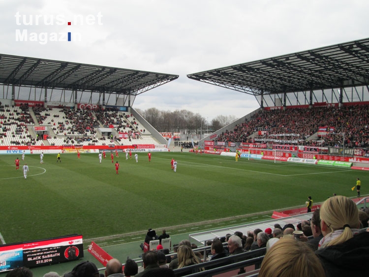 RWE Fans im Spiel gegen RWO