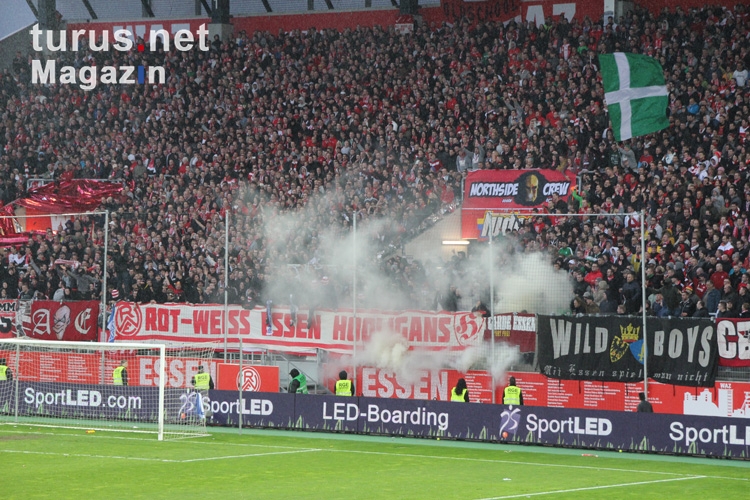 Rot Weiss Hooligans Banner und Rauch