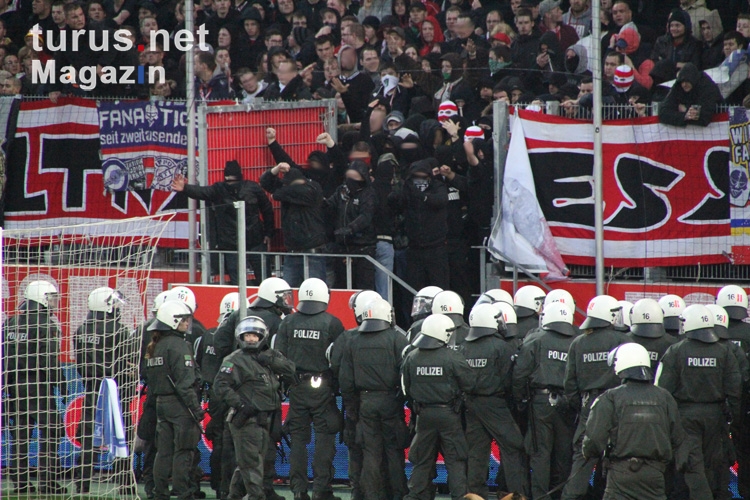 Polizeieinsatz nach versuchtem Platzsturm von RWE Fans