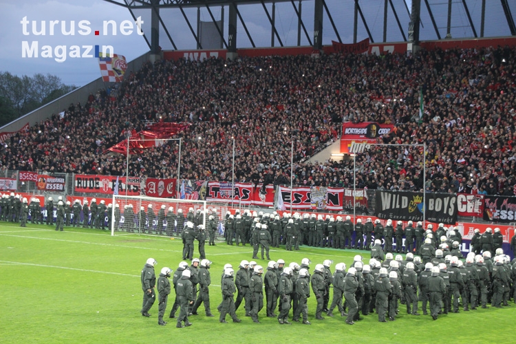 Polizeieinsatz nach versuchtem Platzsturm von RWE Fans