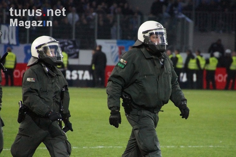 Polizeibeamte auf dem Rasen im Stadion Essen