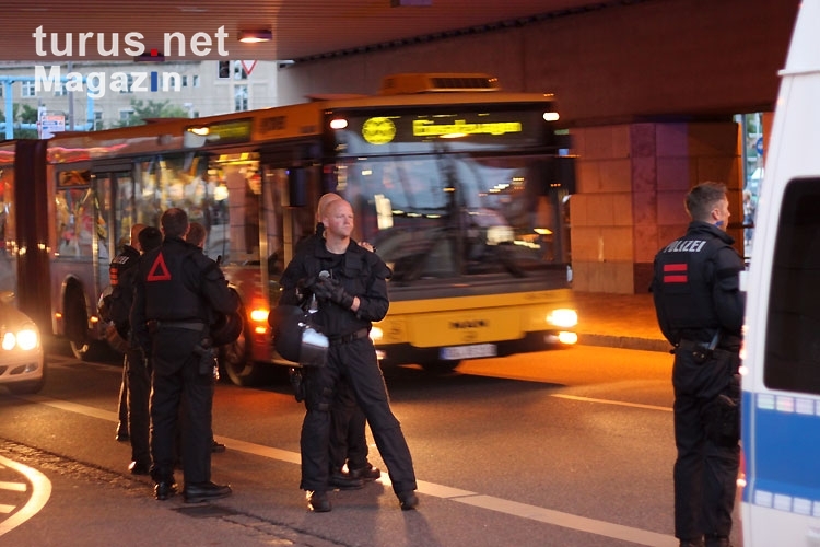 Polizei sichert die Abreise der Fans des 1. FC Union Berlin in Dresden ab