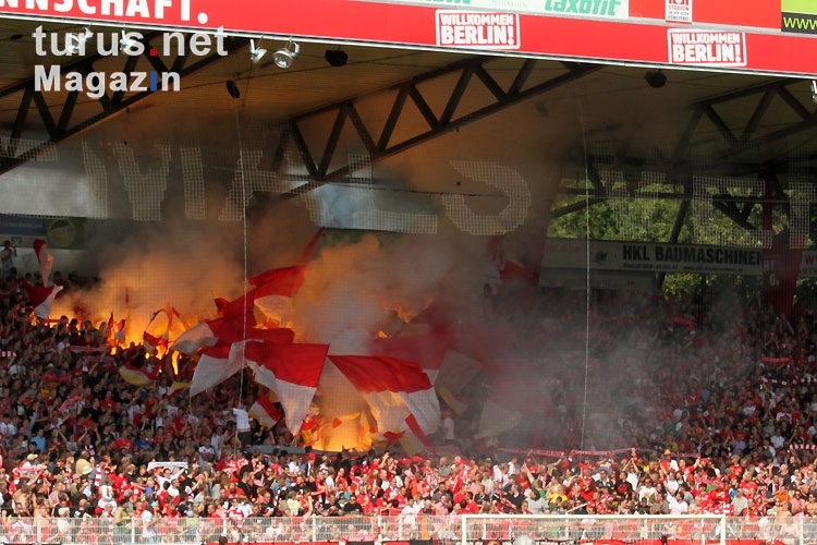 Ultras des 1. FC Union Berlin zünden Pyrotechnik beim Heimspiel gegen den FC Ingolstadt 04