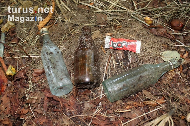 bon-Kokos-Schokoriegel und Flaschen aus der DDR