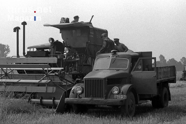 Mähdrescher und LKW in der DDR, 50er Jahre